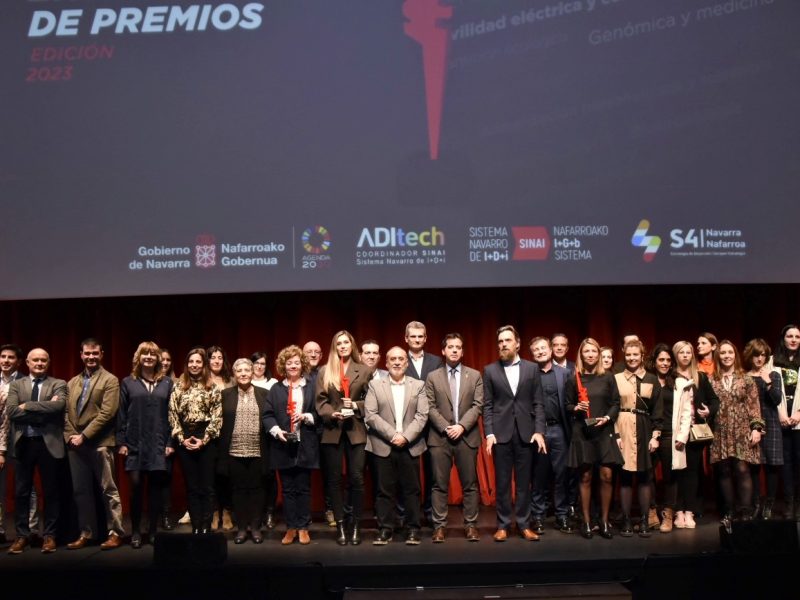 Foto de grupo con los proyectos ganadores de SciencEkaitza