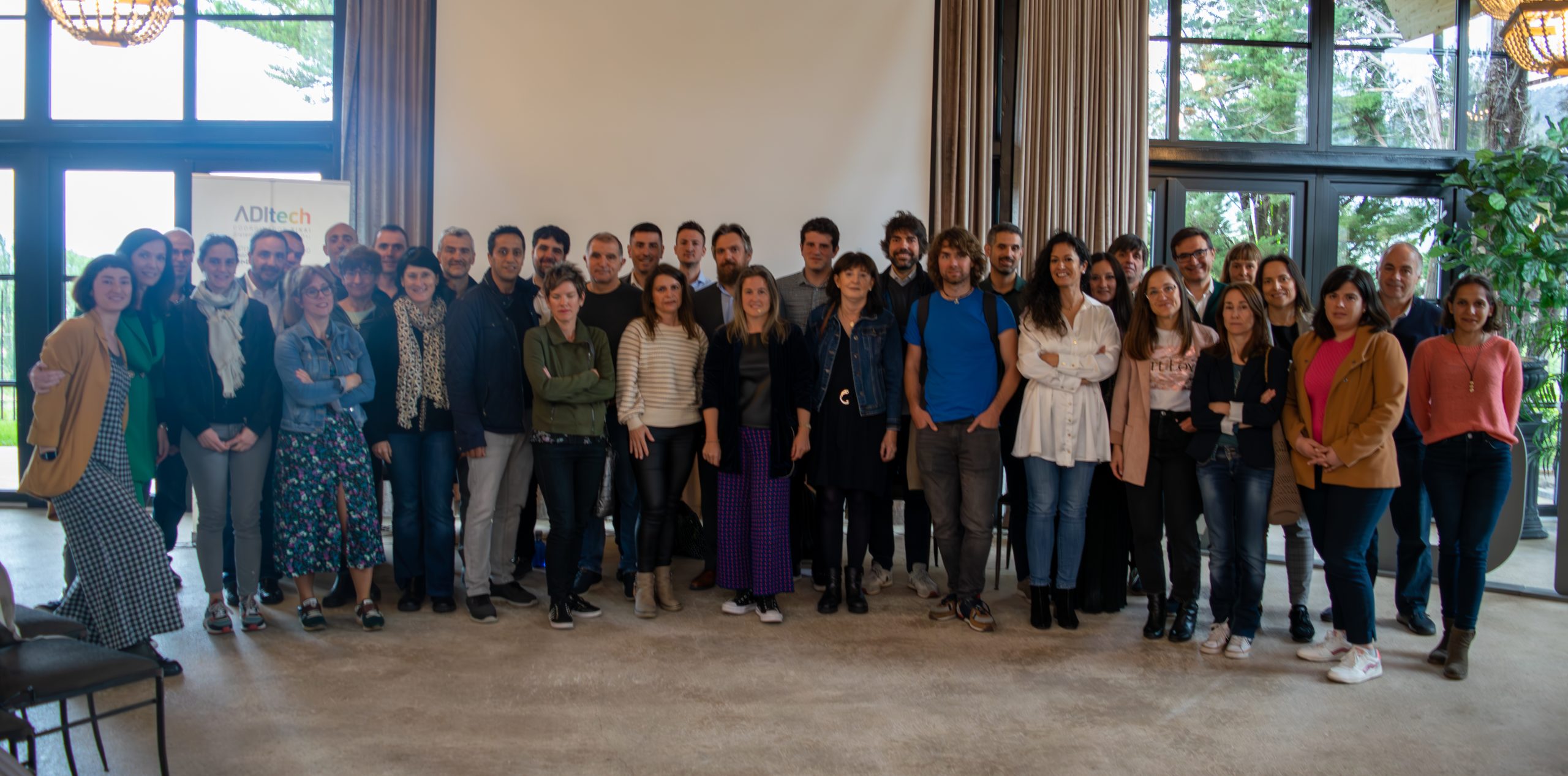 Foto de grupo de los y las asistentes a la reunión de DINAMO mayo 2023