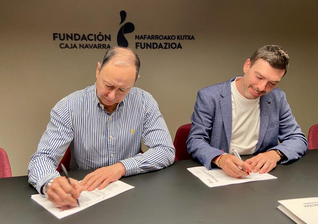 Fotografías de la firma entre Fundación Caja Navarra y Nair Center